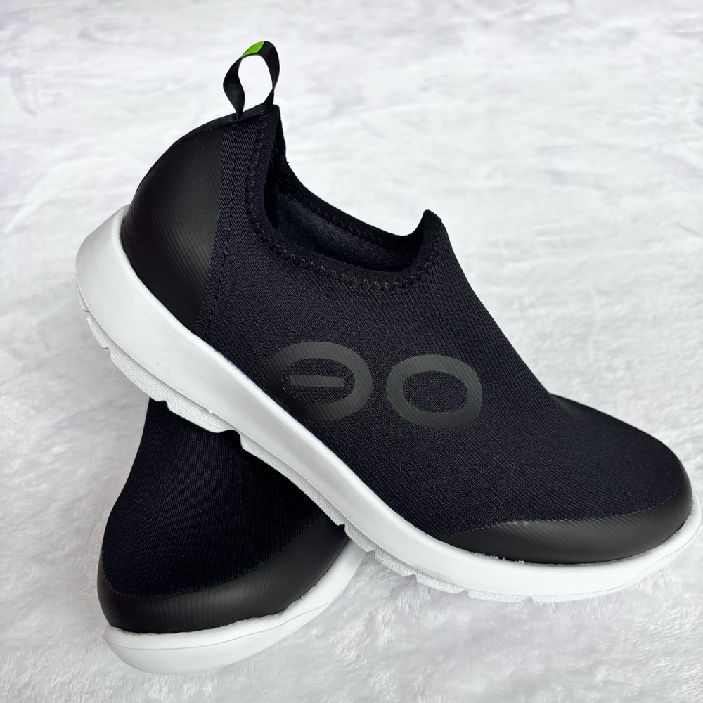 OOFOS OOMG Sport Slip On Low Sneaker Black White--NWT—7